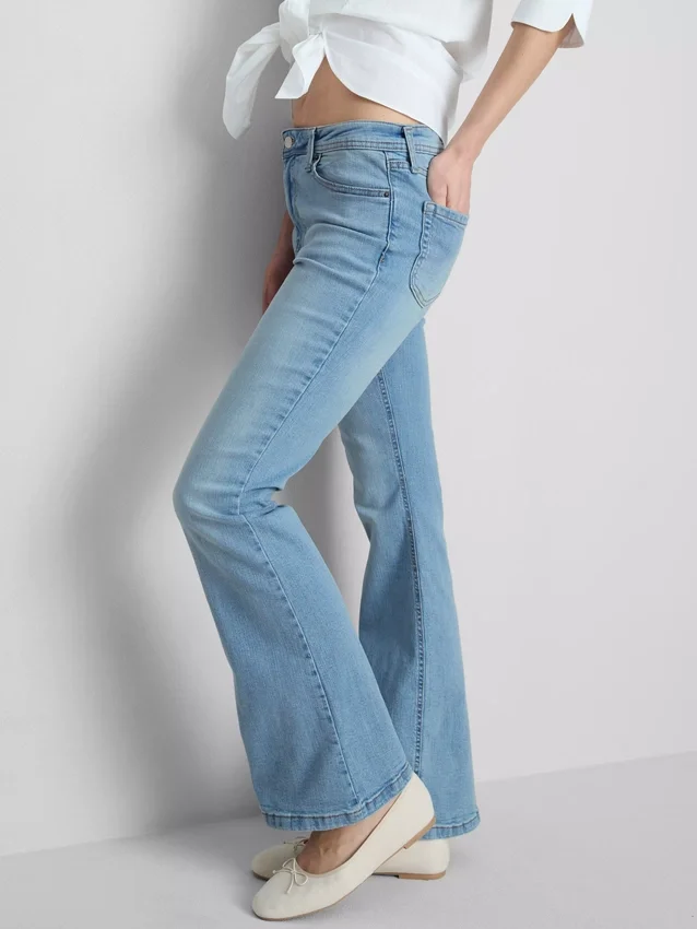 Baumwoll-Denim-Jeans mit ausgestelltem Bein und mittlerer Leibhöhe Baumwoll-Denim-Jeans mit ausgestelltem Bein und mittlerer Leibhöhe