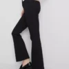 Baumwoll-Denim-Jeans mit ausgestelltem Bein und mittlerer Leibhöhe Baumwoll-Denim-Jeans mit ausgestelltem Bein und mittlerer Leibhöhe