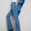 Baumwoll-Denim-Jeans mit ausgestelltem Bein und mittlerer Leibhöhe Baumwoll-Denim-Jeans mit ausgestelltem Bein und mittlerer Leibhöhe