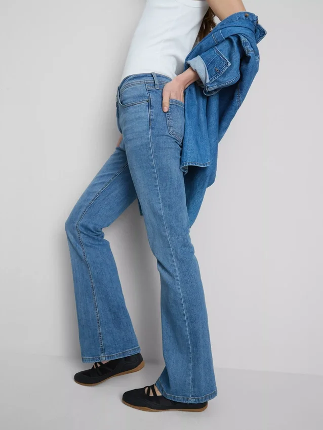 Baumwoll-Denim-Jeans mit ausgestelltem Bein und mittlerer Leibhöhe Baumwoll-Denim-Jeans mit ausgestelltem Bein und mittlerer Leibhöhe