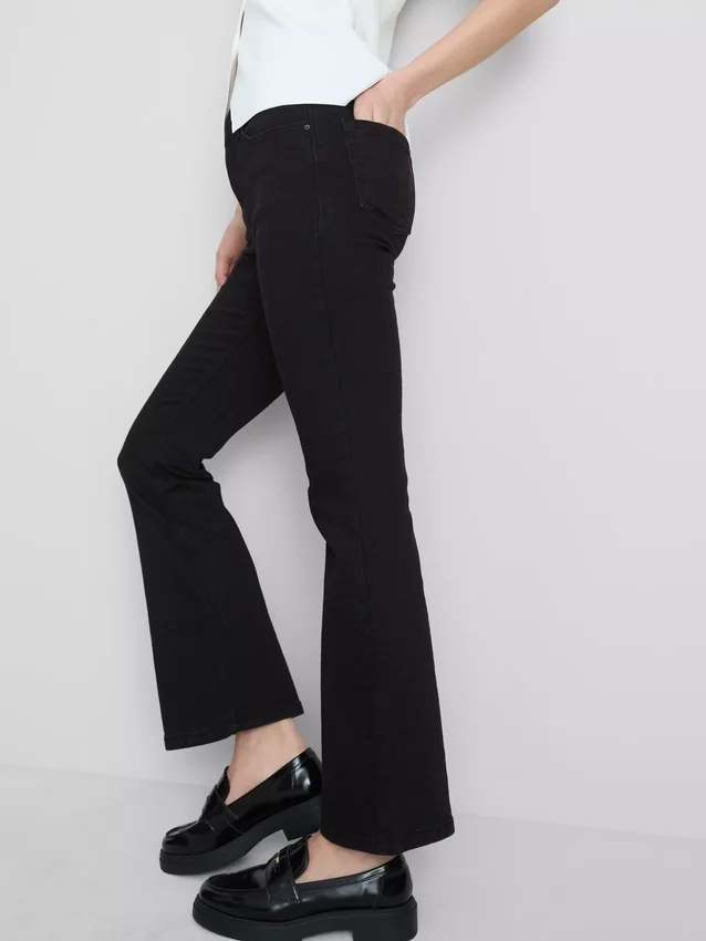 Baumwoll-Denim-Jeans mit ausgestelltem Bein und mittlerer Leibhöhe Baumwoll-Denim-Jeans mit ausgestelltem Bein und mittlerer Leibhöhe