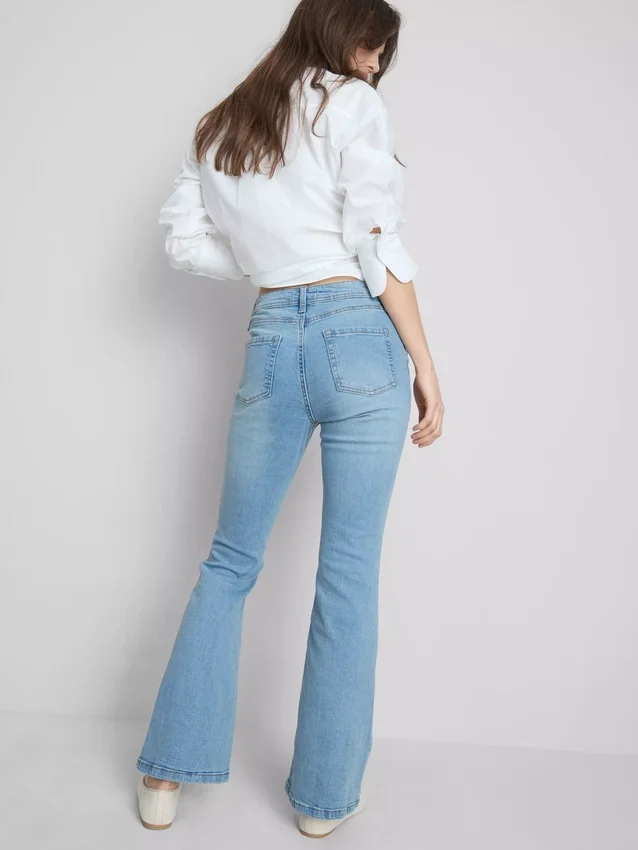Baumwoll-Denim-Jeans mit ausgestelltem Bein und mittlerer Leibhöhe Baumwoll-Denim-Jeans mit ausgestelltem Bein und mittlerer Leibhöhe