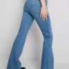 Baumwoll-Denim-Jeans mit ausgestelltem Bein und mittlerer Leibhöhe Baumwoll-Denim-Jeans mit ausgestelltem Bein und mittlerer Leibhöhe
