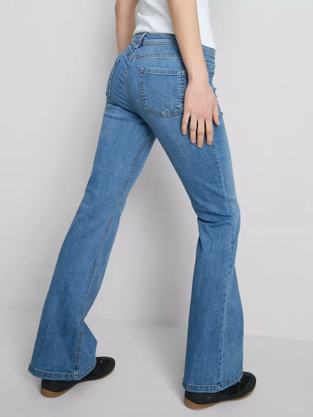 Baumwoll-Denim-Jeans mit ausgestelltem Bein und mittlerer Leibhöhe Baumwoll-Denim-Jeans mit ausgestelltem Bein und mittlerer Leibhöhe