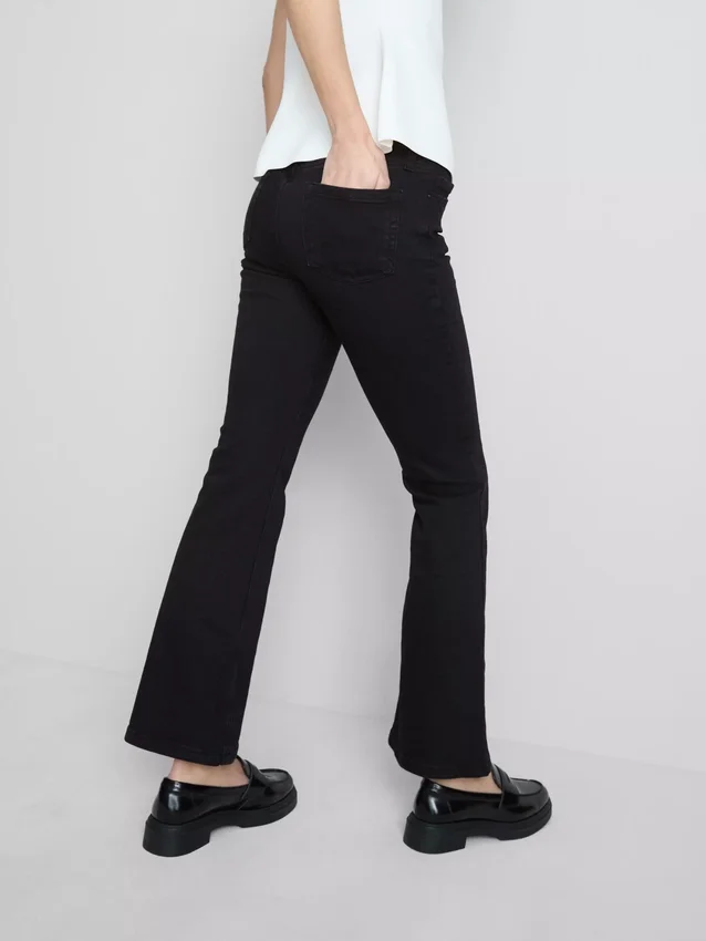 Baumwoll-Denim-Jeans mit ausgestelltem Bein und mittlerer Leibhöhe Baumwoll-Denim-Jeans mit ausgestelltem Bein und mittlerer Leibhöhe