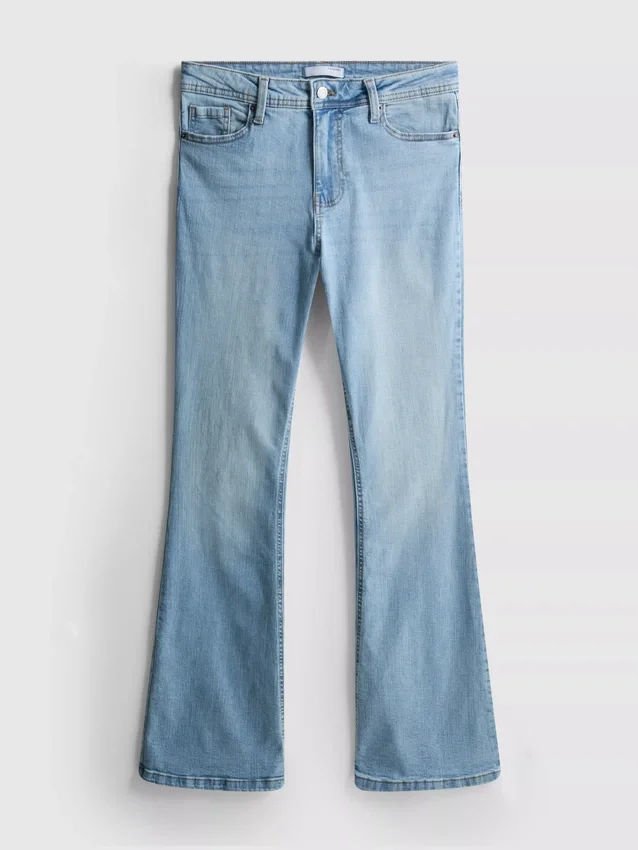 Baumwoll-Denim-Jeans mit ausgestelltem Bein und mittlerer Leibhöhe Baumwoll-Denim-Jeans mit ausgestelltem Bein und mittlerer Leibhöhe