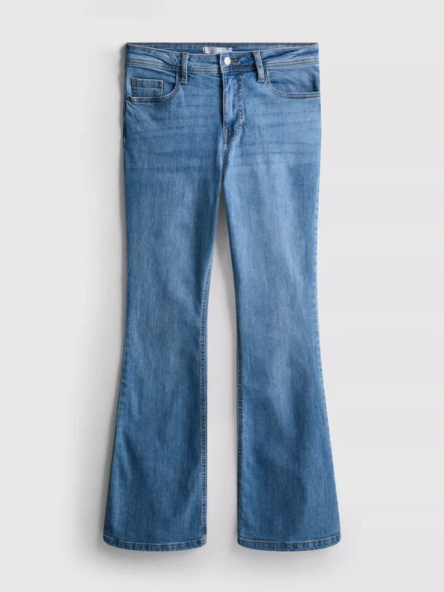 Baumwoll-Denim-Jeans mit ausgestelltem Bein und mittlerer Leibhöhe Baumwoll-Denim-Jeans mit ausgestelltem Bein und mittlerer Leibhöhe