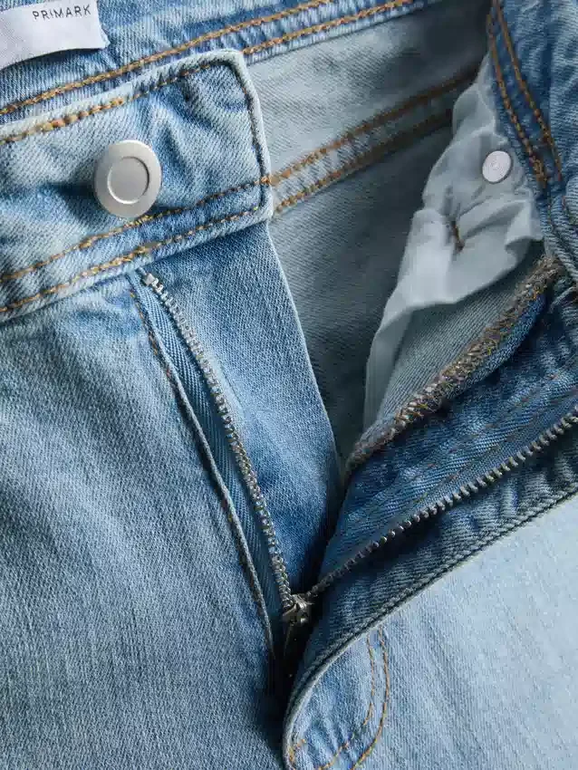 Baumwoll-Denim-Jeans mit ausgestelltem Bein und mittlerer Leibhöhe Baumwoll-Denim-Jeans mit ausgestelltem Bein und mittlerer Leibhöhe