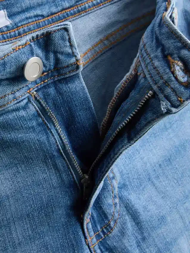 Baumwoll-Denim-Jeans mit ausgestelltem Bein und mittlerer Leibhöhe Baumwoll-Denim-Jeans mit ausgestelltem Bein und mittlerer Leibhöhe