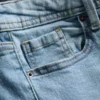 Baumwoll-Denim-Jeans mit ausgestelltem Bein und mittlerer Leibhöhe Baumwoll-Denim-Jeans mit ausgestelltem Bein und mittlerer Leibhöhe