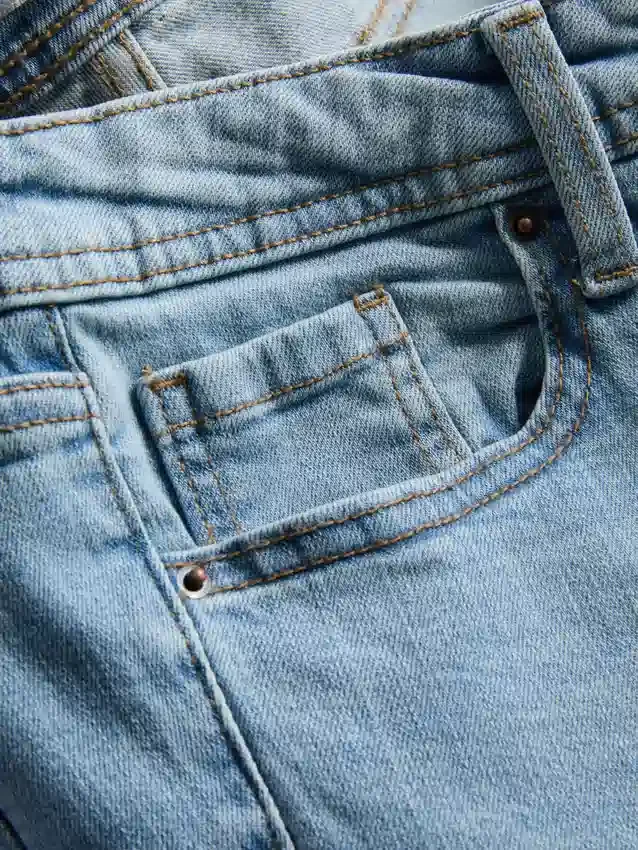 Baumwoll-Denim-Jeans mit ausgestelltem Bein und mittlerer Leibhöhe Baumwoll-Denim-Jeans mit ausgestelltem Bein und mittlerer Leibhöhe