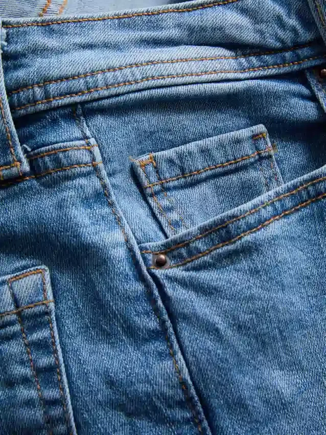 Baumwoll-Denim-Jeans mit ausgestelltem Bein und mittlerer Leibhöhe Baumwoll-Denim-Jeans mit ausgestelltem Bein und mittlerer Leibhöhe