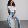 Baumwoll-Denim-Jeans mit mittlerer Leibhöhe und ausgestelltem Bein Baumwoll-Denim-Jeans mit mittlerer Leibhöhe und ausgestelltem Bein