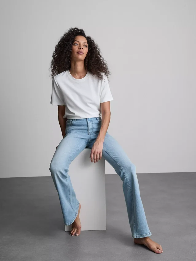 Baumwoll-Denim-Jeans mit mittlerer Leibhöhe und ausgestelltem Bein Baumwoll-Denim-Jeans mit mittlerer Leibhöhe und ausgestelltem Bein