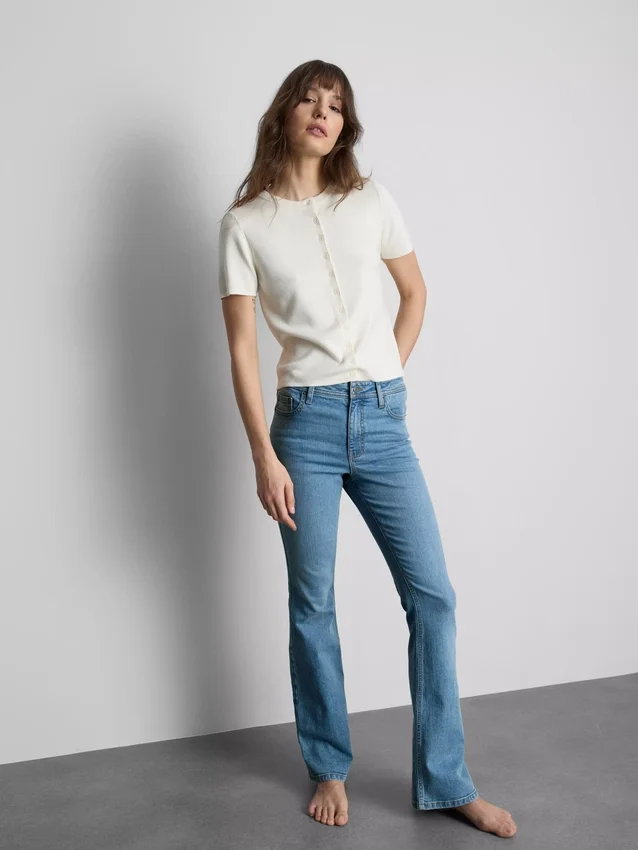 Baumwoll-Denim-Jeans mit mittlerer Leibhöhe und ausgestelltem Bein Baumwoll-Denim-Jeans mit mittlerer Leibhöhe und ausgestelltem Bein