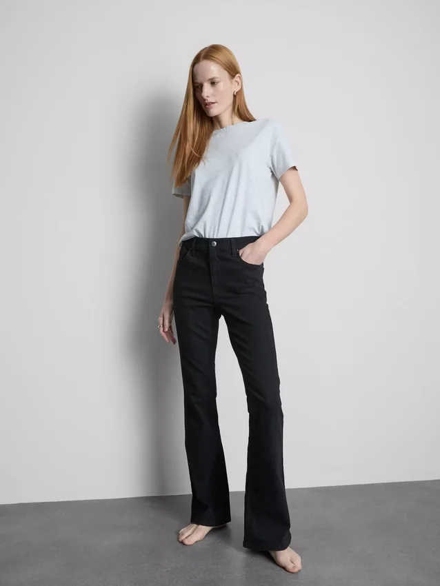 Baumwoll-Denim-Jeans mit mittlerer Leibhöhe und ausgestelltem Bein Baumwoll-Denim-Jeans mit mittlerer Leibhöhe und ausgestelltem Bein