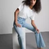 Baumwoll-Denim-Jeans mit mittlerer Leibhöhe und ausgestelltem Bein Baumwoll-Denim-Jeans mit mittlerer Leibhöhe und ausgestelltem Bein