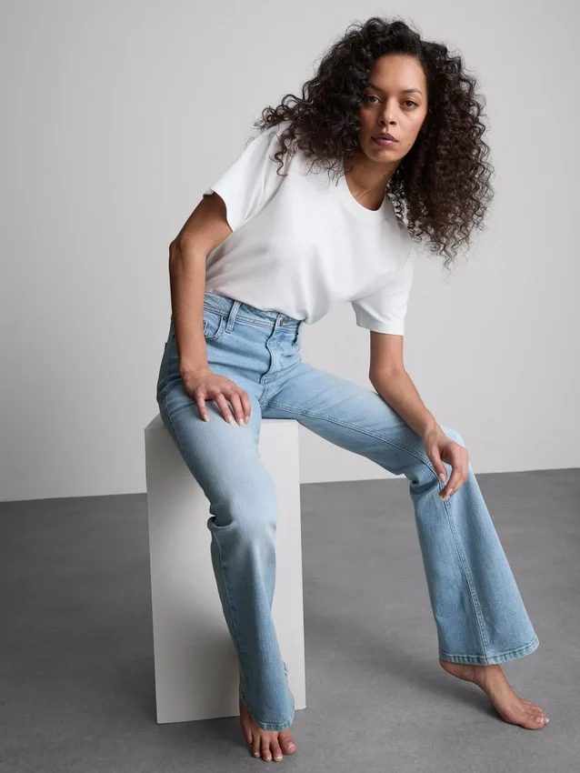 Baumwoll-Denim-Jeans mit mittlerer Leibhöhe und ausgestelltem Bein Baumwoll-Denim-Jeans mit mittlerer Leibhöhe und ausgestelltem Bein