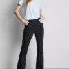 Baumwoll-Denim-Jeans mit mittlerer Leibhöhe und ausgestelltem Bein Baumwoll-Denim-Jeans mit mittlerer Leibhöhe und ausgestelltem Bein