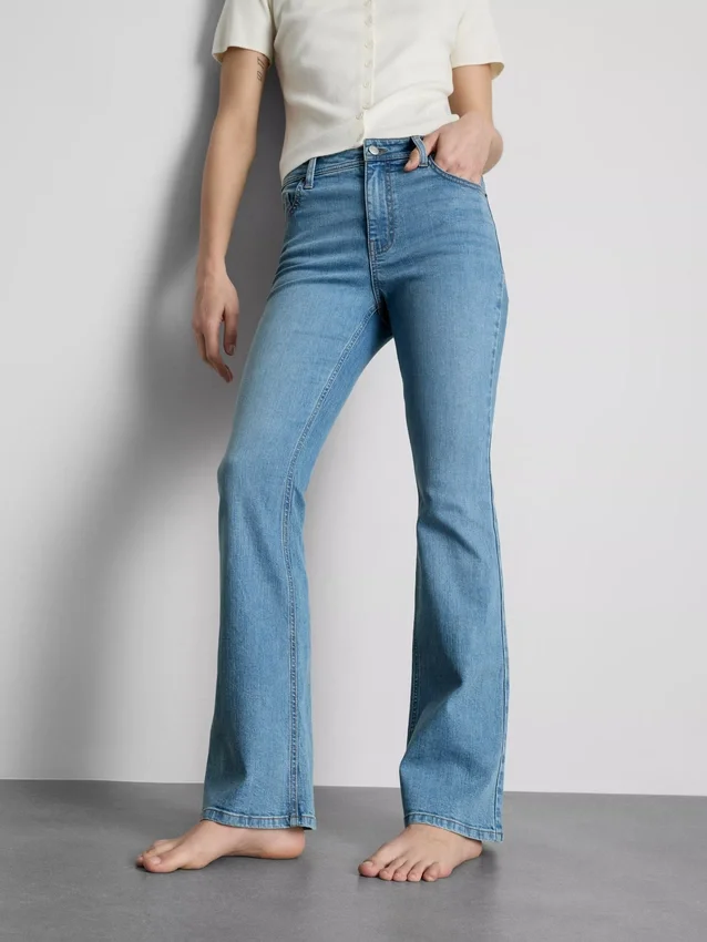Baumwoll-Denim-Jeans mit mittlerer Leibhöhe und ausgestelltem Bein Baumwoll-Denim-Jeans mit mittlerer Leibhöhe und ausgestelltem Bein