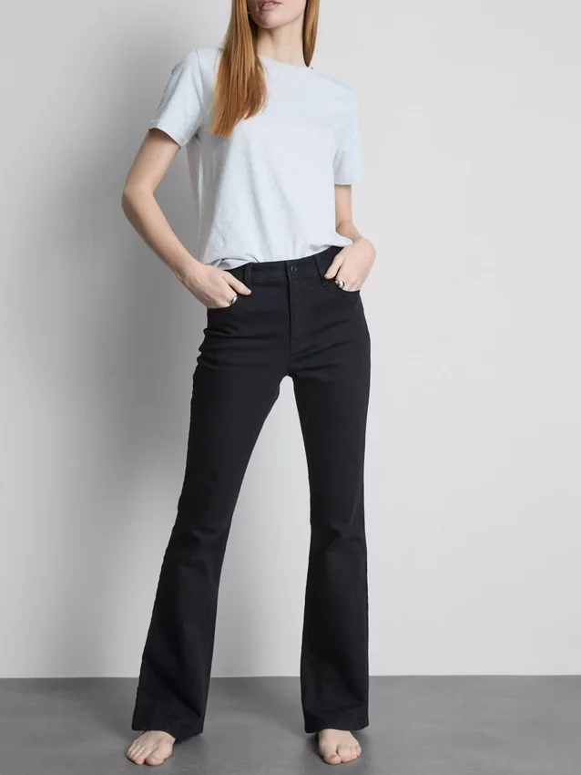 Baumwoll-Denim-Jeans mit mittlerer Leibhöhe und ausgestelltem Bein Baumwoll-Denim-Jeans mit mittlerer Leibhöhe und ausgestelltem Bein