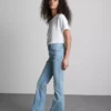 Baumwoll-Denim-Jeans mit mittlerer Leibhöhe und ausgestelltem Bein Baumwoll-Denim-Jeans mit mittlerer Leibhöhe und ausgestelltem Bein