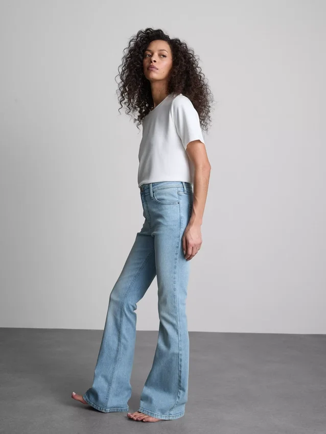 Baumwoll-Denim-Jeans mit mittlerer Leibhöhe und ausgestelltem Bein Baumwoll-Denim-Jeans mit mittlerer Leibhöhe und ausgestelltem Bein