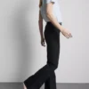 Baumwoll-Denim-Jeans mit mittlerer Leibhöhe und ausgestelltem Bein Baumwoll-Denim-Jeans mit mittlerer Leibhöhe und ausgestelltem Bein