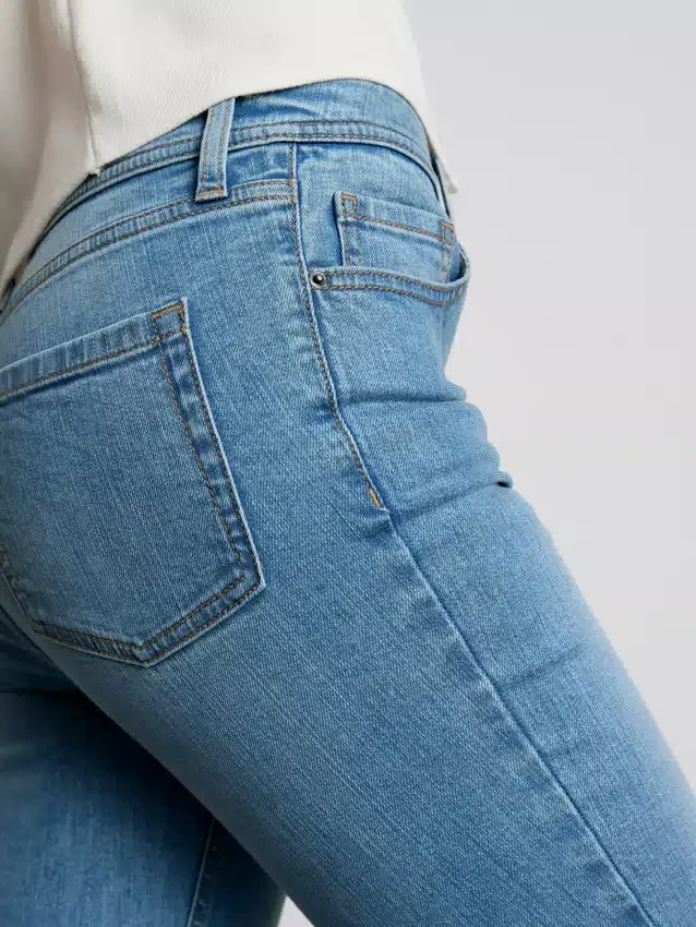 Baumwoll-Denim-Jeans mit mittlerer Leibhöhe und ausgestelltem Bein Baumwoll-Denim-Jeans mit mittlerer Leibhöhe und ausgestelltem Bein