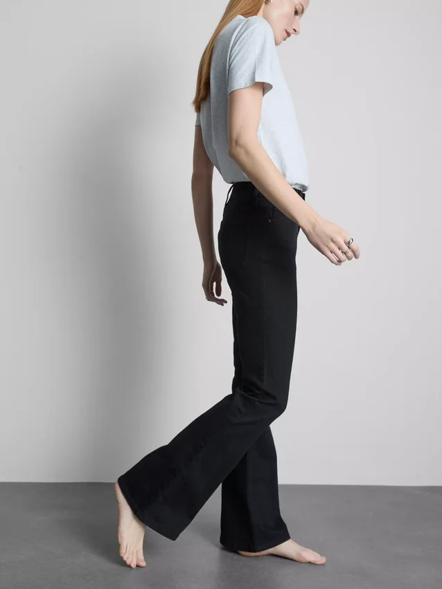Baumwoll-Denim-Jeans mit mittlerer Leibhöhe und ausgestelltem Bein Baumwoll-Denim-Jeans mit mittlerer Leibhöhe und ausgestelltem Bein