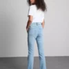 Baumwoll-Denim-Jeans mit mittlerer Leibhöhe und ausgestelltem Bein Baumwoll-Denim-Jeans mit mittlerer Leibhöhe und ausgestelltem Bein