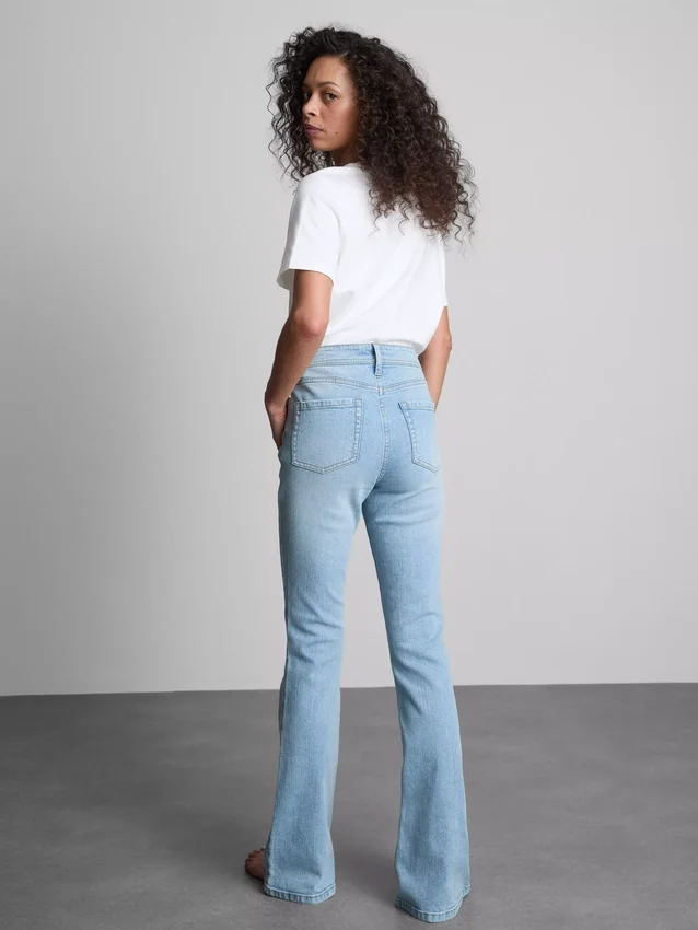 Baumwoll-Denim-Jeans mit mittlerer Leibhöhe und ausgestelltem Bein Baumwoll-Denim-Jeans mit mittlerer Leibhöhe und ausgestelltem Bein