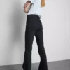 Baumwoll-Denim-Jeans mit mittlerer Leibhöhe und ausgestelltem Bein Baumwoll-Denim-Jeans mit mittlerer Leibhöhe und ausgestelltem Bein