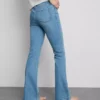 Baumwoll-Denim-Jeans mit mittlerer Leibhöhe und ausgestelltem Bein Baumwoll-Denim-Jeans mit mittlerer Leibhöhe und ausgestelltem Bein