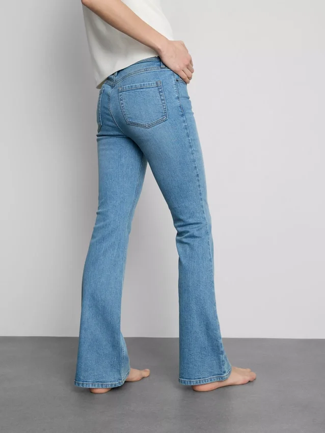 Baumwoll-Denim-Jeans mit mittlerer Leibhöhe und ausgestelltem Bein Baumwoll-Denim-Jeans mit mittlerer Leibhöhe und ausgestelltem Bein