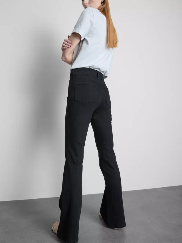 Baumwoll-Denim-Jeans mit mittlerer Leibhöhe und ausgestelltem Bein Baumwoll-Denim-Jeans mit mittlerer Leibhöhe und ausgestelltem Bein