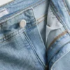 Baumwoll-Denim-Jeans mit mittlerer Leibhöhe und ausgestelltem Bein Baumwoll-Denim-Jeans mit mittlerer Leibhöhe und ausgestelltem Bein