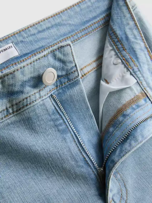 Baumwoll-Denim-Jeans mit mittlerer Leibhöhe und ausgestelltem Bein Baumwoll-Denim-Jeans mit mittlerer Leibhöhe und ausgestelltem Bein