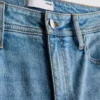 Baumwoll-Denim-Jeans mit mittlerer Leibhöhe und ausgestelltem Bein Baumwoll-Denim-Jeans mit mittlerer Leibhöhe und ausgestelltem Bein