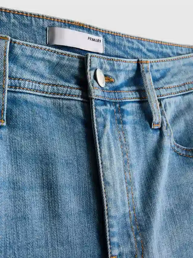 Baumwoll-Denim-Jeans mit mittlerer Leibhöhe und ausgestelltem Bein Baumwoll-Denim-Jeans mit mittlerer Leibhöhe und ausgestelltem Bein