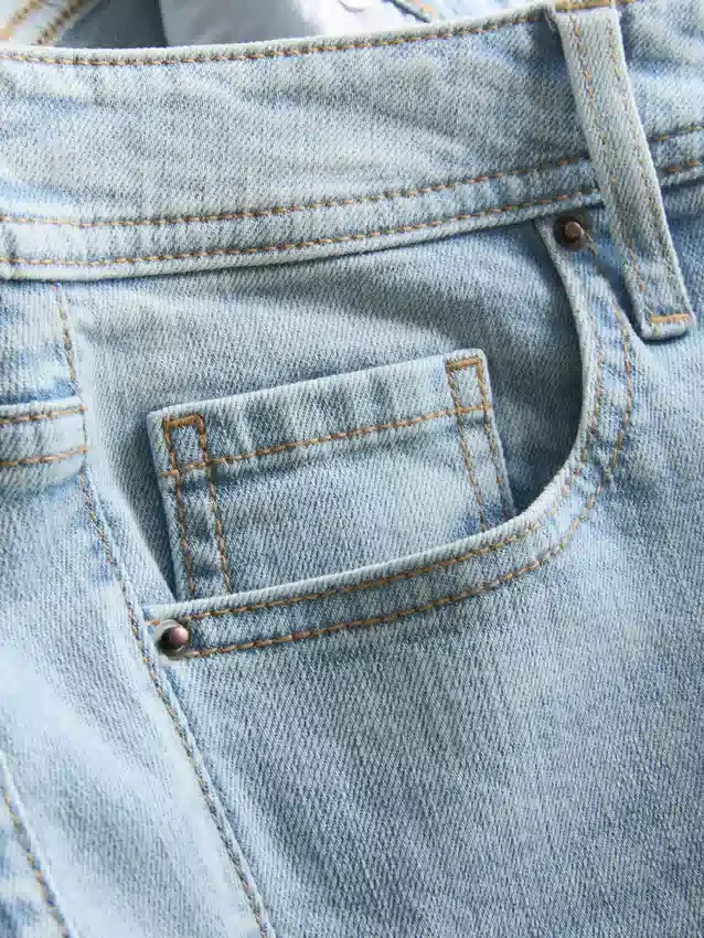 Baumwoll-Denim-Jeans mit mittlerer Leibhöhe und ausgestelltem Bein Baumwoll-Denim-Jeans mit mittlerer Leibhöhe und ausgestelltem Bein