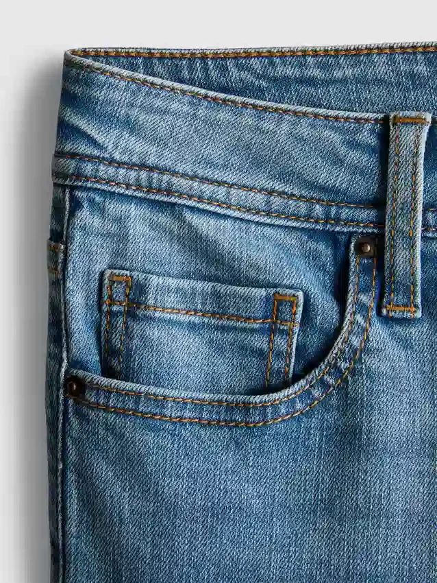 Baumwoll-Denim-Jeans mit mittlerer Leibhöhe und ausgestelltem Bein Baumwoll-Denim-Jeans mit mittlerer Leibhöhe und ausgestelltem Bein
