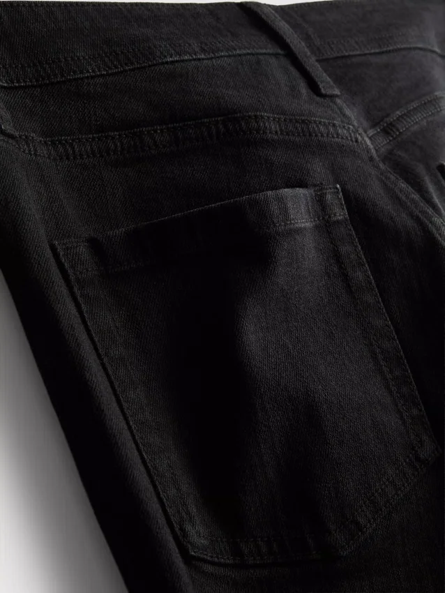 Baumwoll-Denim-Jeans mit mittlerer Leibhöhe und ausgestelltem Bein Baumwoll-Denim-Jeans mit mittlerer Leibhöhe und ausgestelltem Bein