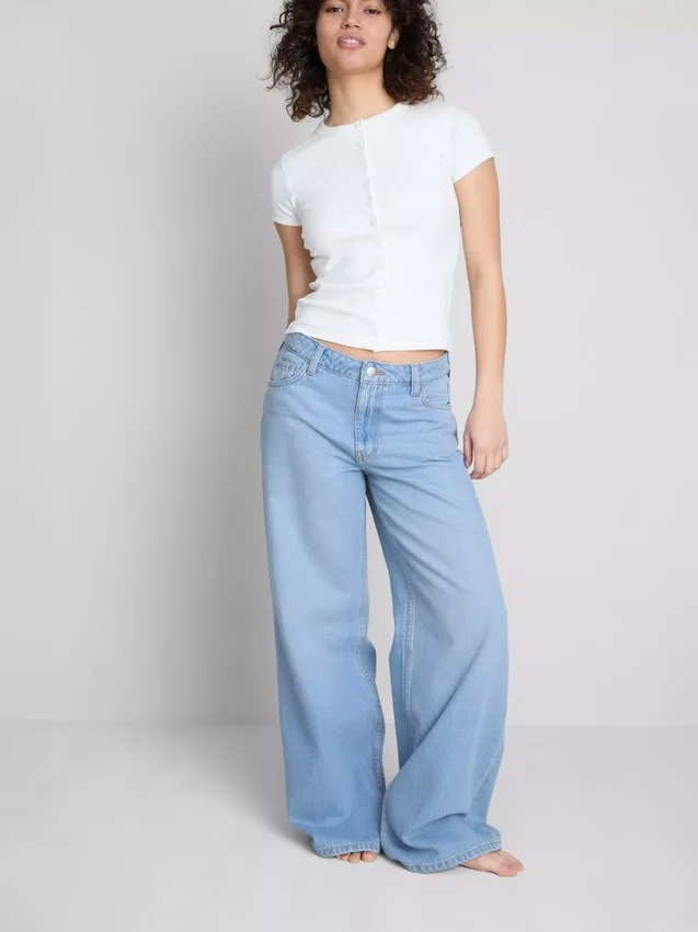 Baumwoll-Denim-Jeans mit mittlerer Leibhöhe und weitem Bein Baumwoll-Denim-Jeans mit mittlerer Leibhöhe und weitem Bein
