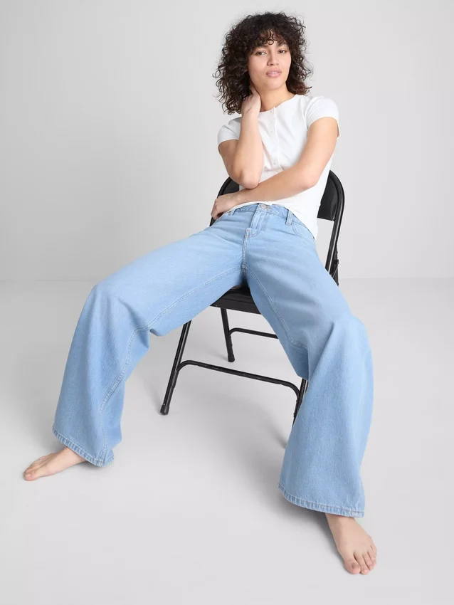 Baumwoll-Denim-Jeans mit mittlerer Leibhöhe und weitem Bein Baumwoll-Denim-Jeans mit mittlerer Leibhöhe und weitem Bein