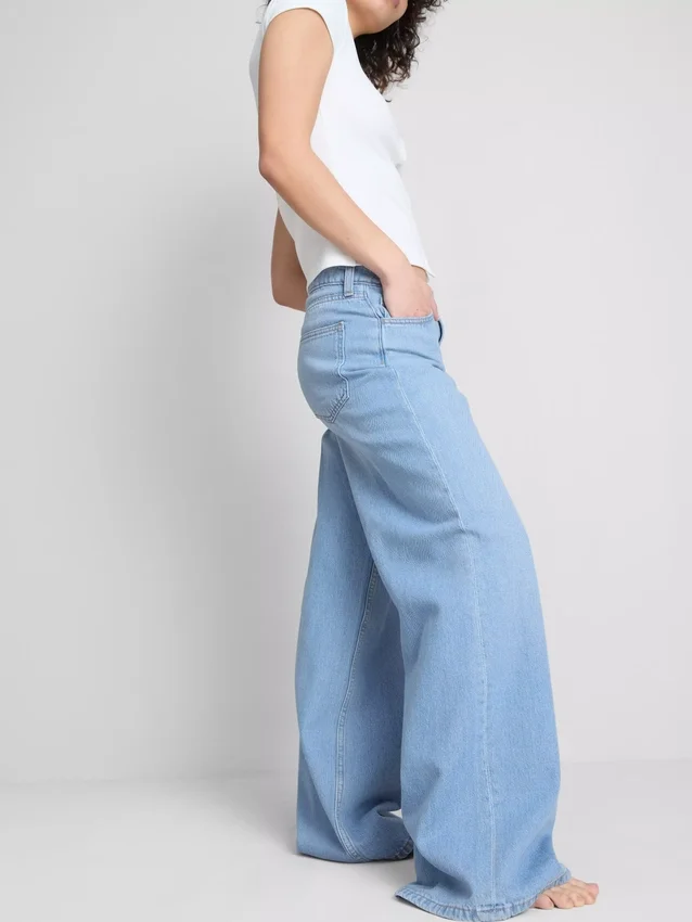 Baumwoll-Denim-Jeans mit mittlerer Leibhöhe und weitem Bein Baumwoll-Denim-Jeans mit mittlerer Leibhöhe und weitem Bein