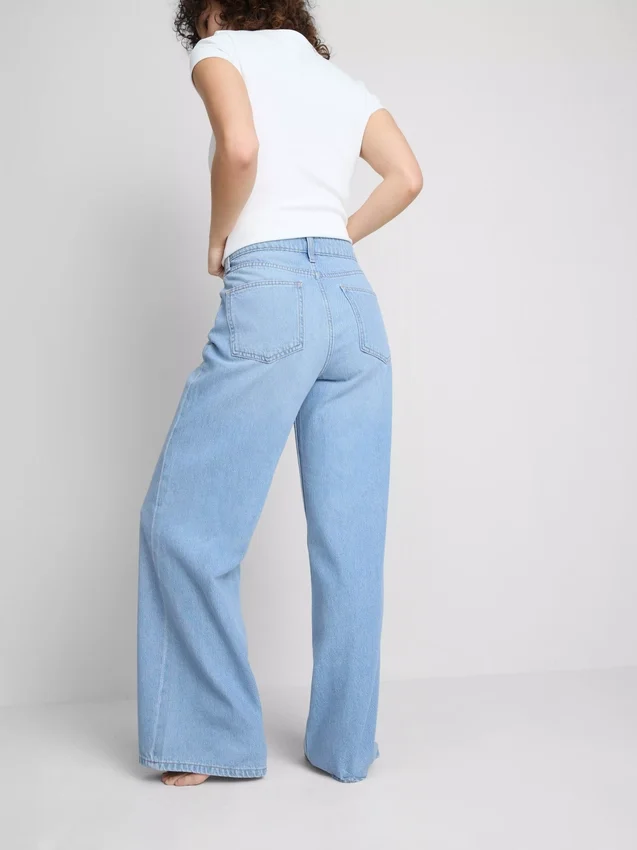 Baumwoll-Denim-Jeans mit mittlerer Leibhöhe und weitem Bein Baumwoll-Denim-Jeans mit mittlerer Leibhöhe und weitem Bein