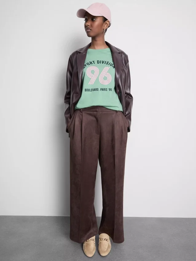 Baumwoll-T-Shirt mit Grafik und kurzen Shorts Baumwoll-T-Shirt mit Grafik und kurzen Shorts