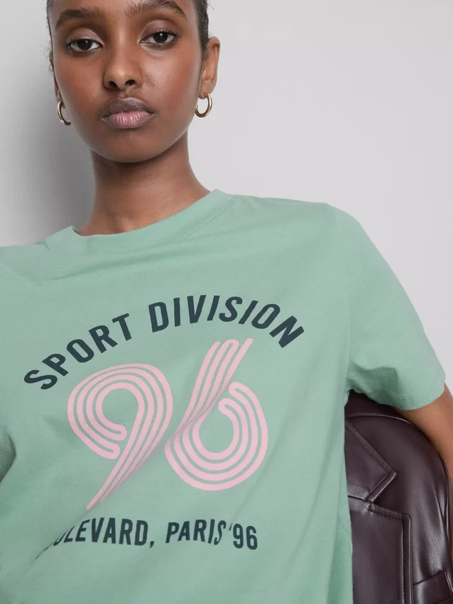 Baumwoll-T-Shirt mit Grafik und kurzen Shorts Baumwoll-T-Shirt mit Grafik und kurzen Shorts