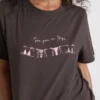Baumwoll-T-Shirt mit Grafik und kurzen Shorts Baumwoll-T-Shirt mit Grafik und kurzen Shorts